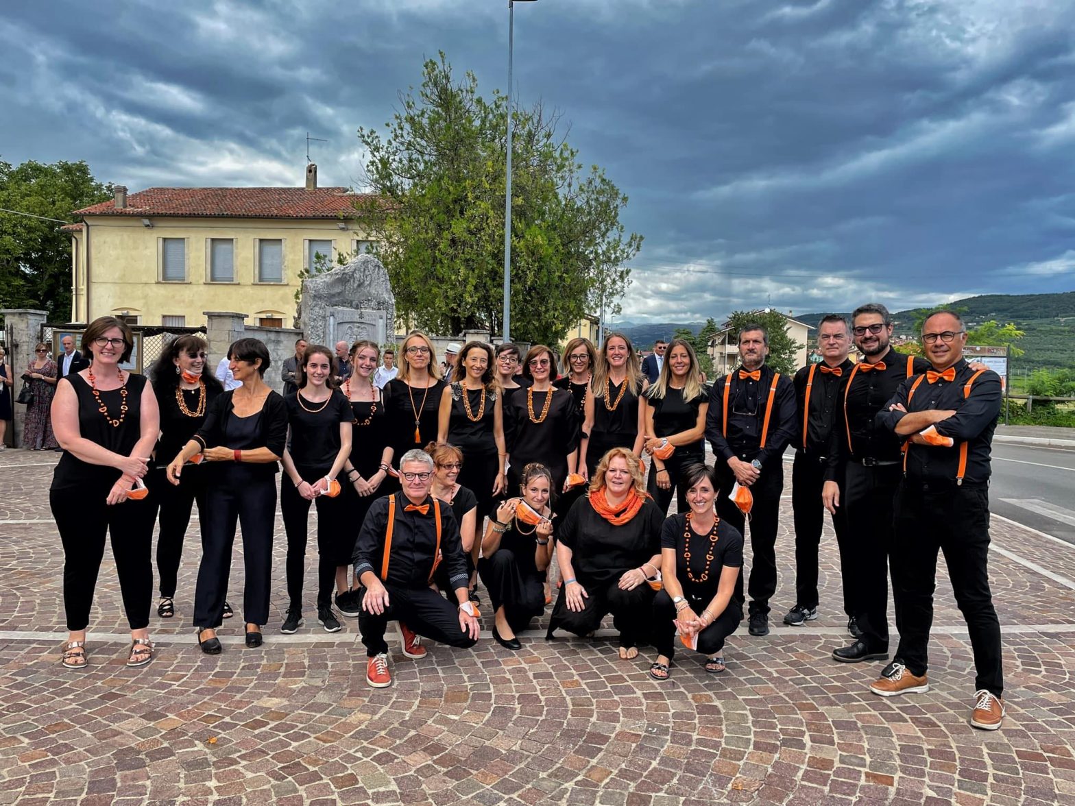 Il Coro Seduto davanti alla chiesa di San Felice Extra